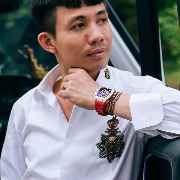 Đại gia Sài thành còn sở hữu mẫu đồng hồ Richard Mille Dragon Jackie Chan Tourbillon trị giá 23 tỷ đồng. Ảnh: FBNV