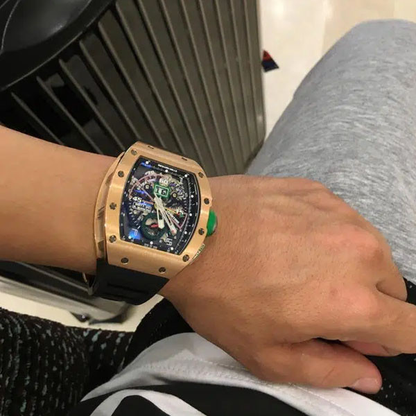 Ngoài ra, Minh Nhựa còn sở hữu nhiều đồng hồ giá trị khác như Zenith Pilot Type 20 Tourbillon, RM 11-01 Roberto Mancini...Ảnh: FBNV