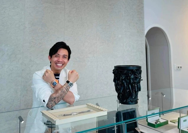 Trên trang cá nhân, đại gia Minh Nhựa cũng liên tục cập nhật hình ảnh về các mẫu đồng hồ mới nhất. Gần đây, anh mới tậu về mẫu đồng hồ Patek Philippe 6102P Celestial Moon Age. Ảnh: FBNV