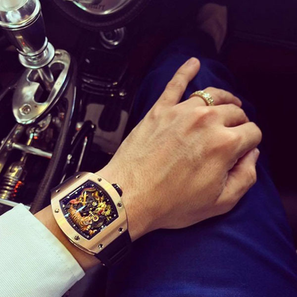 Nam doanh nhân cũng từng gây xôn xao với chiếc đồng hồ ngọa hổ tàng long RM 51-01 Tourbillon Tiger and Dragon giá 18 tỷ đồng. Ảnh: FBNV