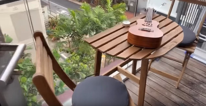 Đây là nơi hai vợ chồng tâm sự vào buổi tối và ngắm nhìn quang cảnh thành phố. Ảnh chụp màn hình