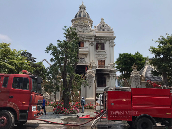 Nhìn bên ngoài, dễ dàng nhận thấy độ hoành tráng và bề thế của căn biệt thự. Ảnh: Dân Việt