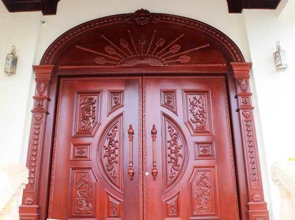 Toàn bộ hệ thống cửa làm từ gỗ lim. Ảnh: Một thế giới