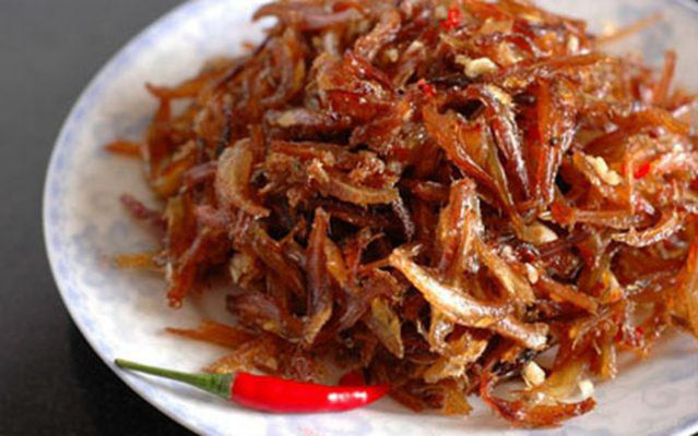 Ngoài làm nước mắm, trước đây cá cơm còn được rim tiêu, kho mặn ngọt...Giờ đây, loài cá dân dã này lên đời thành đặc sản. Khô cá cơm ngon còn xuất khẩu ra nước ngoài. Ảnh: Internet