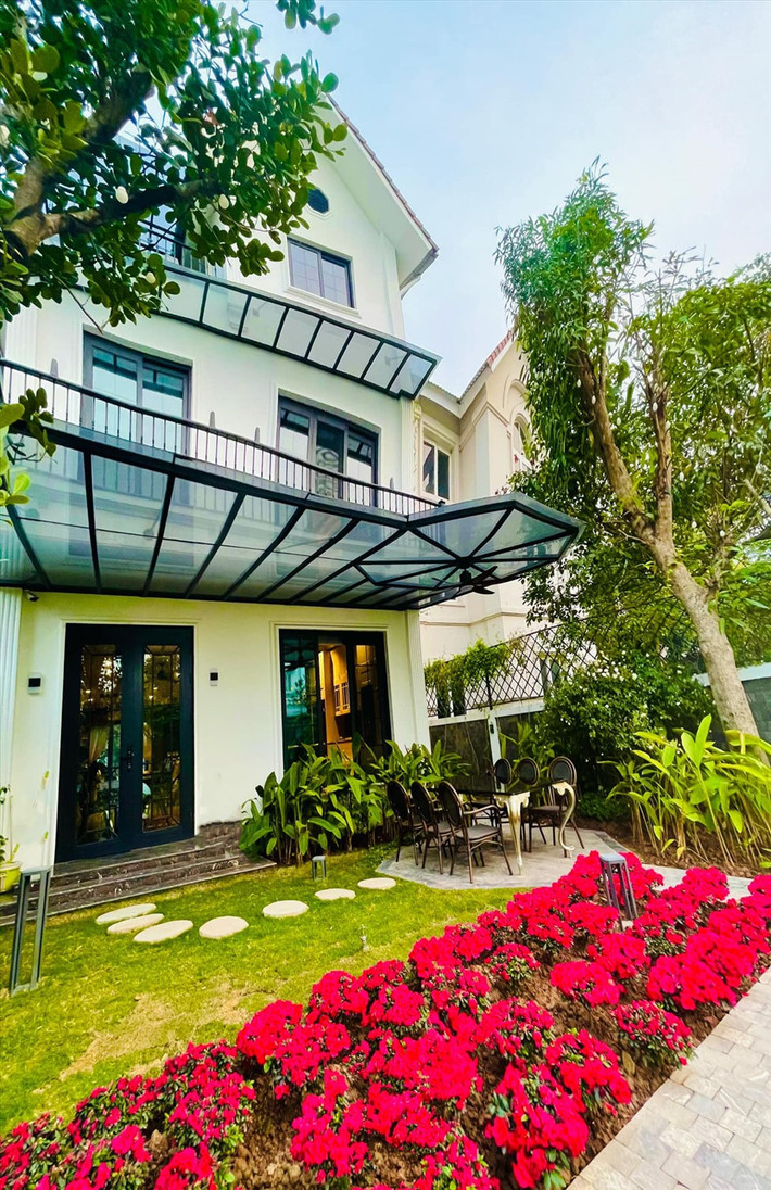 Biệt thự của Lã Thanh Huyền có diện tích sàn 450m2 và 150m2 sân vườn, view nhìn thẳng ra ngoài hồ nên cực thoáng mát.