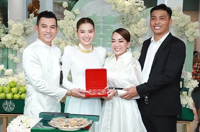 Ngoài ra, Phương Trinh Jolie còn nhận được món quà cưới 10 cây vàng từ một người bạn thân. Ảnh: Pháp luật & Bạn đọc