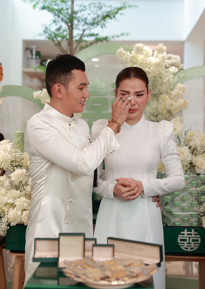 Đám cưới của Phương Trinh Jolie và Lý Bình mới đây là một trong những sự kiện được quan tâm trong giới sao Việt. Đáng chú ý nhất là sính lễ 88 cây vàng tương đương 5kg vàng cùng lắc tay, vòng tay, dây chuyền, bông tai đều có gắn kim cương trị giá 2 tỷ đồng của nhà trai. Ảnh: Dân Việt
