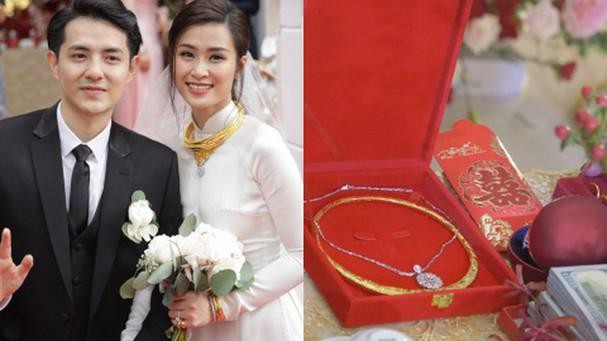 Trong đám cưới, Đông Nhi được trao tặng ba chiếc vòng cổ bằng vàng, lắc tay vàng, ba nhẫn vàng và một nhẫn kim cương trị giá hàng tỷ đồng. Ảnh: Dân Việt