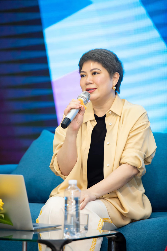 Trên thương trường, Shark Liên thường xuất hiện với hình ảnh một người năng nổ, mạnh mẽ. Thế nhưng, khi quay về với tổ ấm nhỏ "Shark bà ngoại" trở thành một người vợ, người mẹ, người bà rất dung dị và ấm áp.