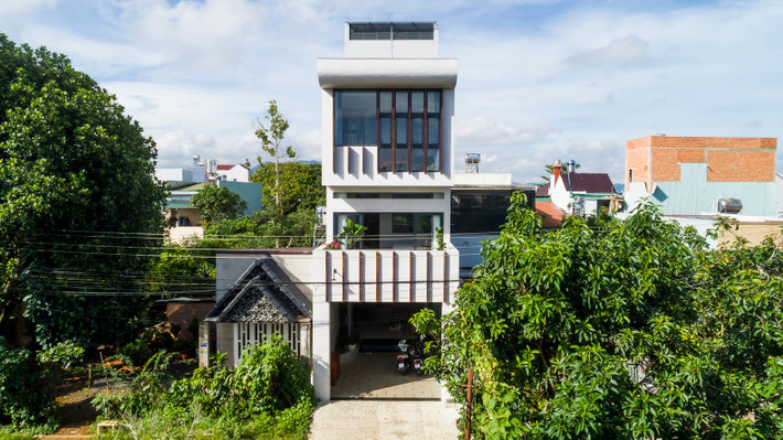 Ngôi nhà nằm trong khu dân cư mới thành phố Bảo Lộc (Lâm Đồng). Khách hàng là một gia đình gồm bố mẹ và 4 người con.