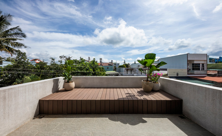 Sân thượng - nơi ánh sáng mặt trời chiếu vào sau khi đi qua hệ thống lam thép, vừa tạo hiệu ứng ánh sáng thú vị cho gia chủ ngồi đọc sách.