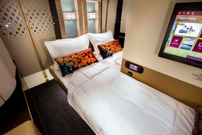 Khoang hạng nhất của hãng hàng không Etihad Airways (Abu Dhabi) được ví như một căn hộ. Tại đây có ghế ngồi và giường riêng, đủ rộng để làm việc, dùng bữa, và thậm chí tập thể dục một cách thoải mái. Ảnh: Etihad
