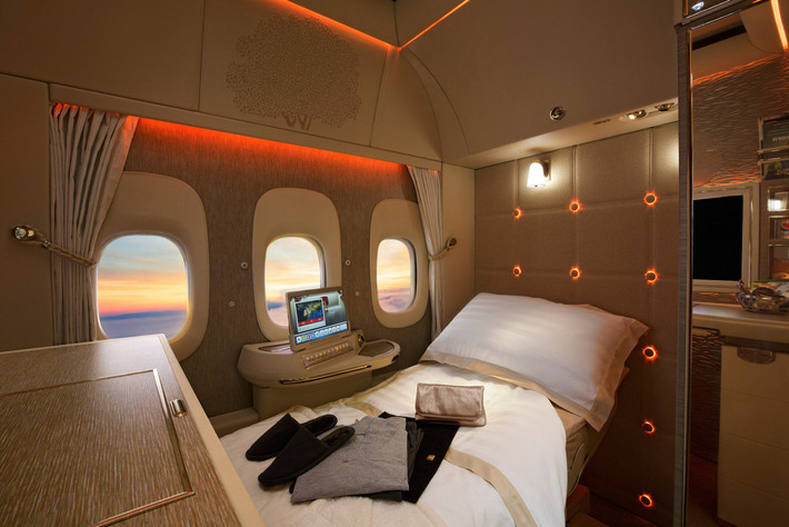Hãng hàng không Emirates (Dubai) mang đến cho hành khách trải nghiệm siêu xa xỉ với ghế ngồi không trọng lực và vải bọc lấy cảm hứng từ nội thất của xe Mercedes-Benz. Ảnh: Emirates