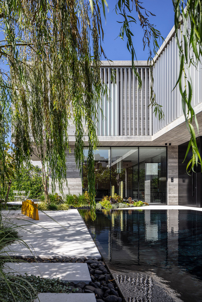 Tọa lạc tại một khu dân cư đáng sống ở Israel, ngôi nhà "House in Ramat Hasharon" gây ấn tượng bởi một mặt tiền biết "nhảy múa".