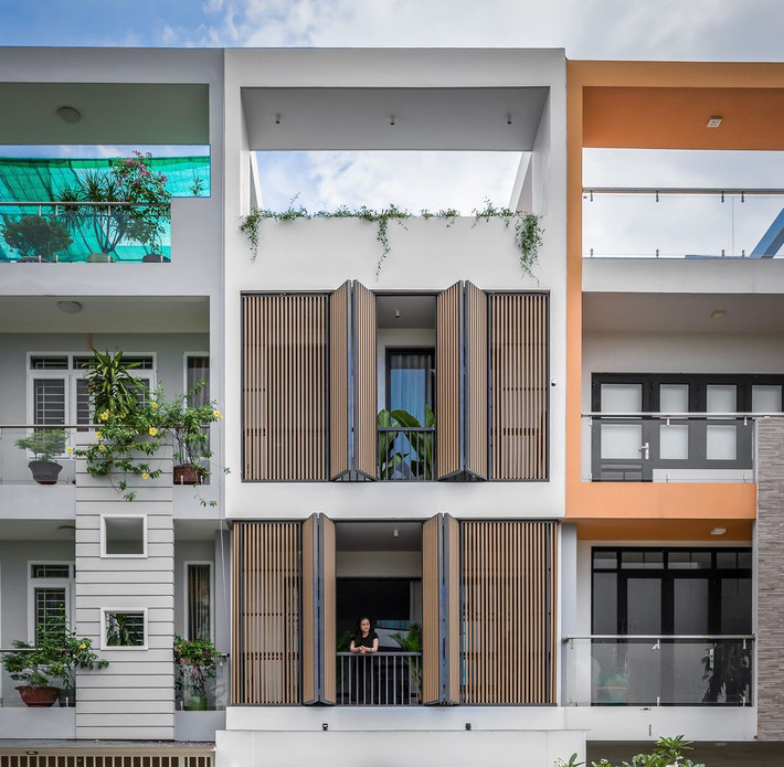 Tọa lạc tại huyện Nhà Bè (TP HCM), Ngọc House được thiết kế cho nhiều thành viên ở các độ tuổi khác nhau bao gồm ông bà, cha mẹ và con cái.