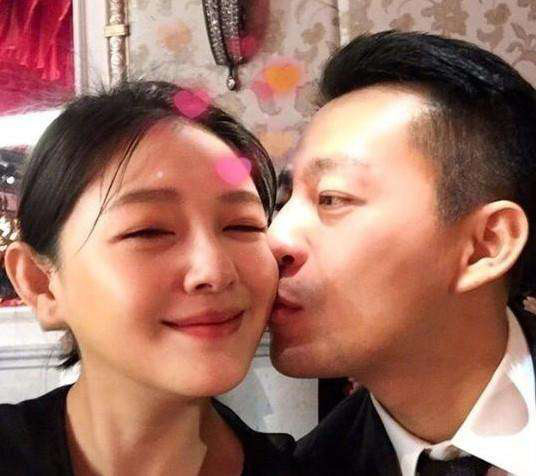 Thế nhưng, cuộc sống hạnh phúc viên mãn của cặp đôi không kéo dài lâu khi Uông Tiểu Phi bất ngờ công bố phá sản vì những khó khăn trong kinh doanh. Thậm chí Từ Hy Viên còn phải bán 2 căn biệt thự cao cấp để giúp đỡ chồng.