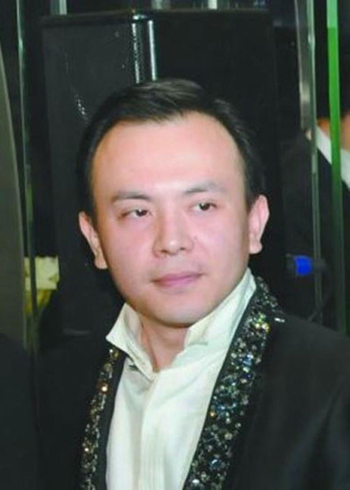 Tương tự như Uông Tiểu Phi, cuộc sống hào hoa của thiếu gia Vương Kha cũng kết thúc bằng câu chuyện phá sản. Vương Kha là con trai của đại gia bất động sản Vương Thạch. Anh chưa từng ngần ngại chi tiền cho các sở thích giàu sang của mình.