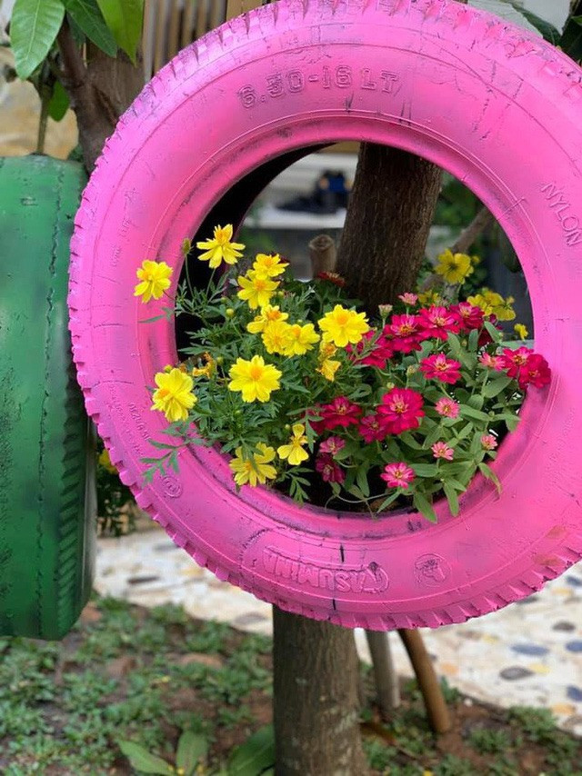 Nữ ca sĩ còn tận dụng lốp xe để trồng hoa. Ảnh: Lao động.