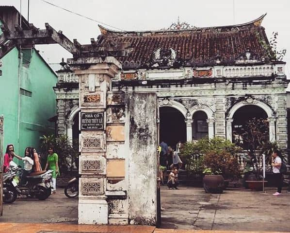Đây là ngôi nhà ba gian kiểu truyền thống của miền Tây Nam Bộ, rộng 258 m2 với nguyên vật liệu chính là gỗ quý cùng mái nhà hình thuyền, lợp ngói âm dương. Ảnh: Vntrip.
