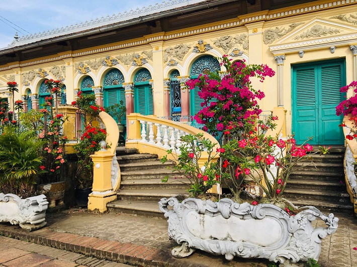 Năm 1917, ông Huỳnh Cẩm Thuận cho trùng tu lại ngôi nhà bằng gạch đặc bao lấy khung gỗ bên trong. Do đó, ngôi nhà hình thành một tổng thể lối kiến trúc pha trộn hài hòa giữa Pháp, Việt, Hoa. Ảnh: Dân Việt.