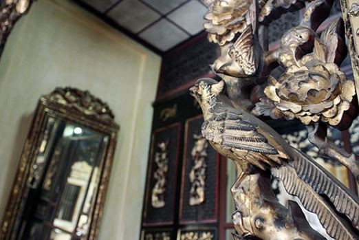 Phần kiến trúc phương Đông được thể hiện qua những đường nét chạm khắc rất sắc sảo và được sơn son thếp vàng như hình chim muông, cây trái...Ảnh: Internet.