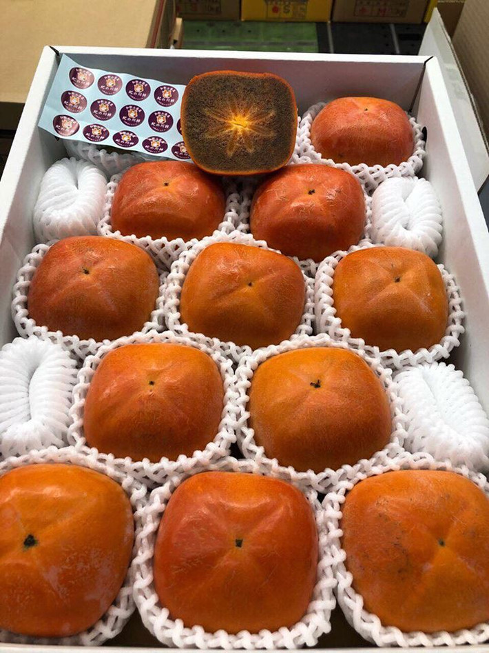 Một loại hồng Nhật Bản khác cũng được người tiêu dùng ưa chuộng là hồng đen. Nhìn bề ngoài, hồng đen không có gì khác so với hồng giòn thông thường nhưng khi bổ, ruột có màu xám đen độc đáo. Ảnh: Hoaquauudam.