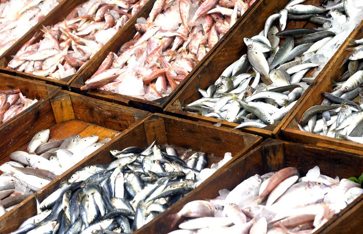 Bởi thế, đi mua đồ vào giờ cao điểm không phải là lựa chọn tốt. Bạn không những phải chịu cảnh chen lấn, xô đẩy, xếp hàng dài chờ thanh toán mà việc mua sắm cũng không được như ý khi những món đồ tươi ngon cũng bị tranh giành.