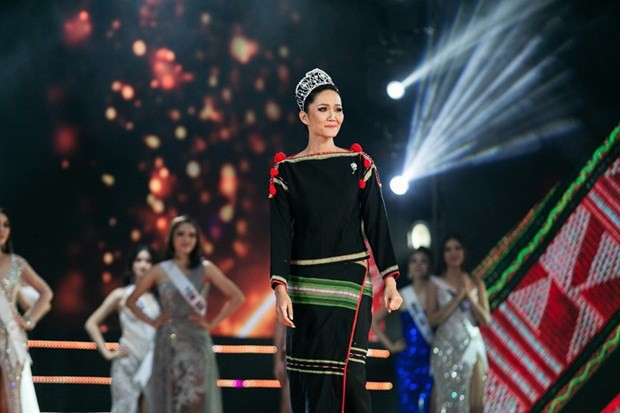 Hoa hậu H'Hen Niê là hoa hậu không quá ồn ào về đời tư, cô tập trung cho công việc và kiếm tiền từ thực lực cũng như tên tuổi của mình.