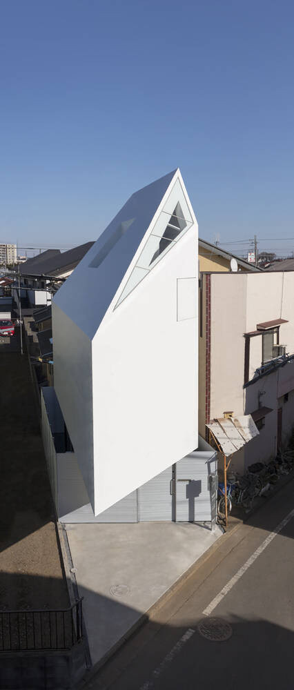 Nằm ngay trung tâm thành phố Higashimurayama (Nhật Bản), ngôi nhà Spiral House (diện tích 73m2) nổi bật giữa khu phố bởi vẻ ngoài đậc biệt.