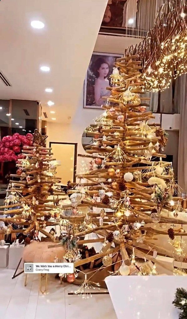 Người đẹp sử dụng tông vàng thay vì tông trắng, đỏ thường thấy trong dịp lễ giáng sinh.