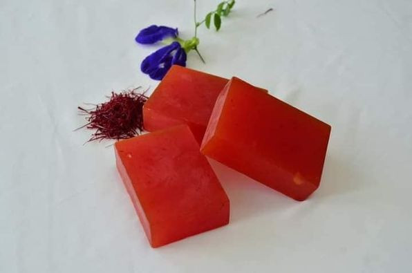 Mỗi bánh xà bông đều được bọc 1 lớp nilong để giữ bánh không bị ấm ướt và bọc thêm giấy krcaft phía bên ngoài.