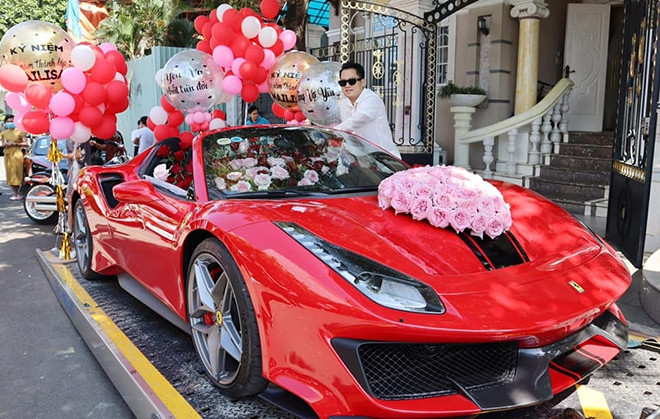 Theo giới thạo xe, Ferrari 488 Pista Spider có giá lăn bánh không dưới 30 tỷ đồng tại Việt Nam.