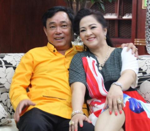 Đại gia Huỳnh Uy Dũng (Dũng lò vôi) từng ra sức bênh vợ trẻ chằm chặp trong nhiều biến cố. Ông thậm chí còn chi ra số tiền 1 tỷ đồng để bảo chứng cho những lời nói của vợ, cũng là cách ông "bênh" vợ mình.