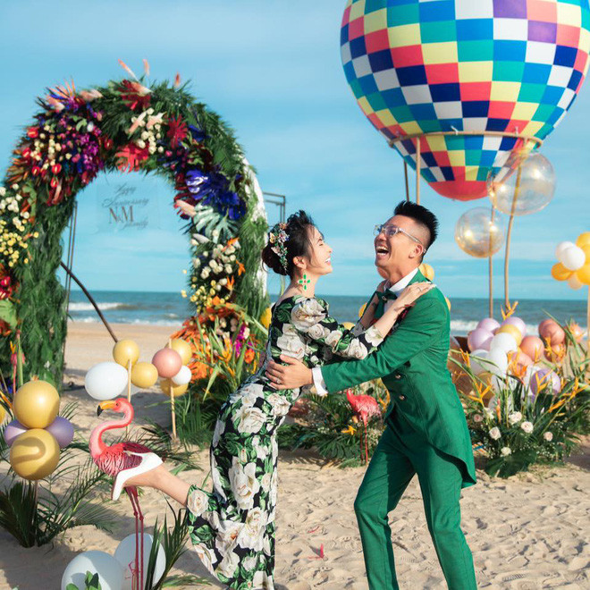 Kỉ niệm ngày cầu hôn, đại gia này cũng đã tổ chức buổi tiệc hoành tráng kèm theo chuyến du lịch hạng sang cho Mina Phạm.