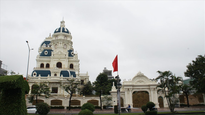 Đại gia xăng dầu Ngô Văn Phát nổi tiếng với tòa lâu đài nguy nga được xây dựng trên lô đất hai mặt tiền, rộng 2.300m2 trên đường Lê Hồng Phong (quận Hải An, TP Hải Phòng). Ảnh: Lao động