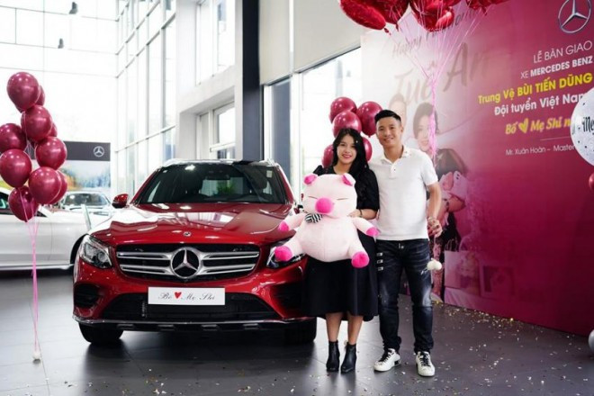 Nhân dịp kỷ niệm vợ sinh con đầu lòng, Bùi Tiến Dũng đã mua chiếc xe có màu đỏ cùng nội thất đen sang trọng và cá tính để tặng vợ. Ảnh: FBNV.
