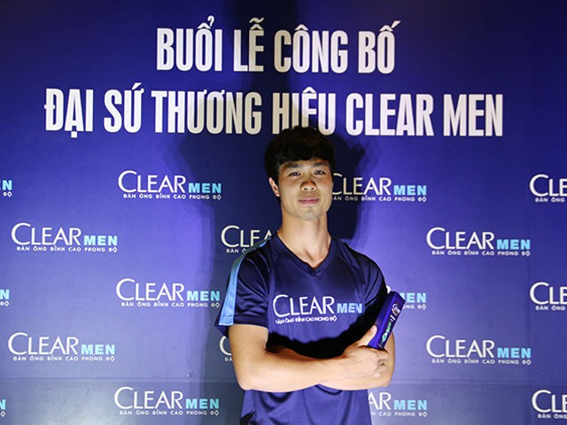 Chưa kể, ngay sau khi ký hợp đồng với CLB TP.HCM, chân sút 25 tuổi đã nhận ngay 2,1 tỷ đồng phí lót tay. Ngoài ra, Công Phượng ký hợp đồng quảng cáo cho hàng loạt nhãn hàng. Mỗi hợp đồng kể trên, Công Phượng bỏ túi hàng tỷ đồng. Ảnh: Internet