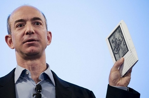 Tỷ phú giàu nhất hành tinh - Jeff Bezos được cho là đã bỏ tiền túi 42 triệu USD tài trợ một dự án đặt chiếc đồng hồ nặng hơn 9 tấn vào trong một ngọn núi ở Texas (Mỹ). Đồng hồ này dự kiến chạy được trong 10.000 năm.