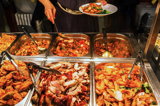 Mới đây, Gary - một nhân viên từng phục vụ trong nhiều nhà hàng buffet tại Mỹ, đã giải đáp mọi thắc mắc của thực khách trên Reddit, xóa tan nhiều tin đồn thất thiệt về loại hình ăn uống này.