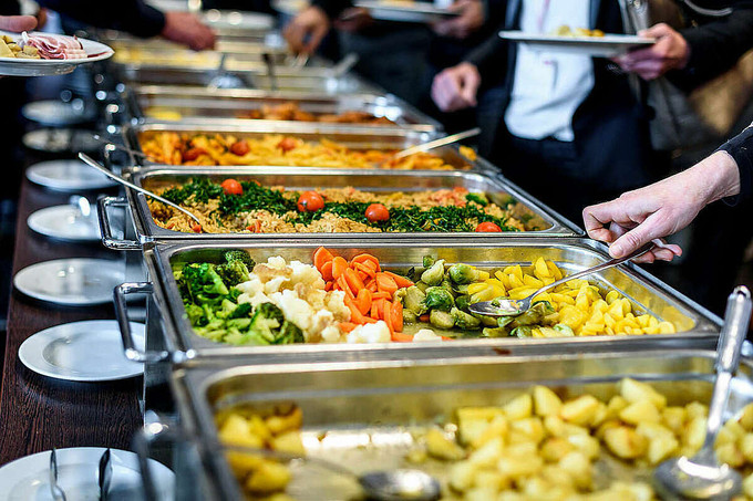 Theo tiết lộ của Gary, nhà hàng buffet có dùng thức ăn thừa cho ngày hôm sau nhưng không thường xuyên. Các nhà hàng chỉ sử dụng thịt gà, bít tết còn sót lại cho những món như món trộn.