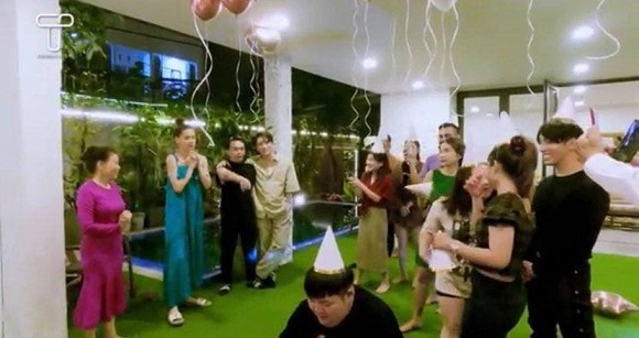 Hồ Ngọc Hà - Kim Lý được xem là cặp sao Việt "trai tài gái sắc". Đầu tháng 11, Hồ Ngọc Hà sinh đôi một trai, một gái. Sau khi sinh con, Hà Hồ - Kim Lý chuyển về tổ ấm mới. Đó là căn biệt thự ó diện tích rộng rãi, thiết kế tối giản. Ảnh chụp màn hình.