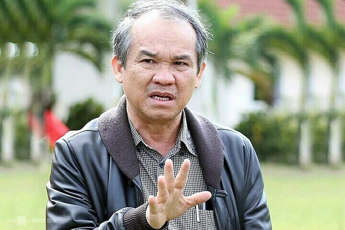 Sau 4 lần thi đại học không như ý muốn, bầu Đức chọn con đường khởi nghiệp riêng không qua trường học mà bằng trường đời. Sau một thời gian làm thuê, năm 1990, ông mở phân xưởng nhỏ chuyên đóng bàn ghế cho học sinh tại quê nhà.