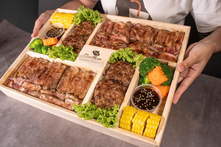 Chỉ tính riêng phần thịt bò đã có giá thành gần 28 triệu đồng. Ngoài ra, trong suất cơm hộp đặc biệt này còn có thêm rau, ngô và nước sốt đi kèm và được đựng trong hộp gỗ với thiết kế riêng. Ảnh: Dân Việt
