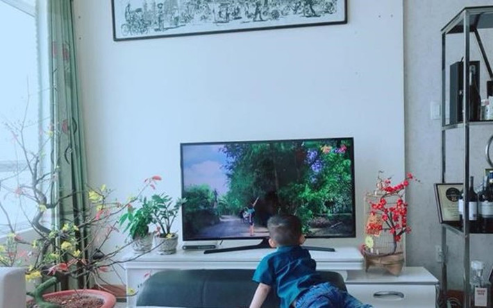 Căn hộ Phi Thanh Vân sống cùng con trai rộng 91m2, màu sơn trắng chủ đạo. Nguồn ảnh: FBNV.