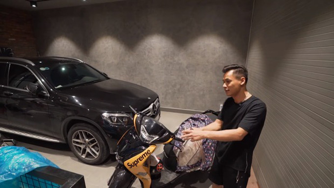 Ngôi nhà của Độ Mixi mang phong cách hiện đại, tông chủ đạo là trắng và ghi xám. Tầng 1 dùng làm nơi để xe ôtô và các xe máy, tủ giày. Ảnh chụp màn hình