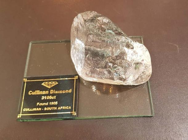 Cullinan là viên kim cương thô lớn nhất thế giới từng được tìm thấy trên Trái Đất cho đến nay. Nó có khối lượng lên đến 3.106,75 cara, tương đương 0,6 kg.