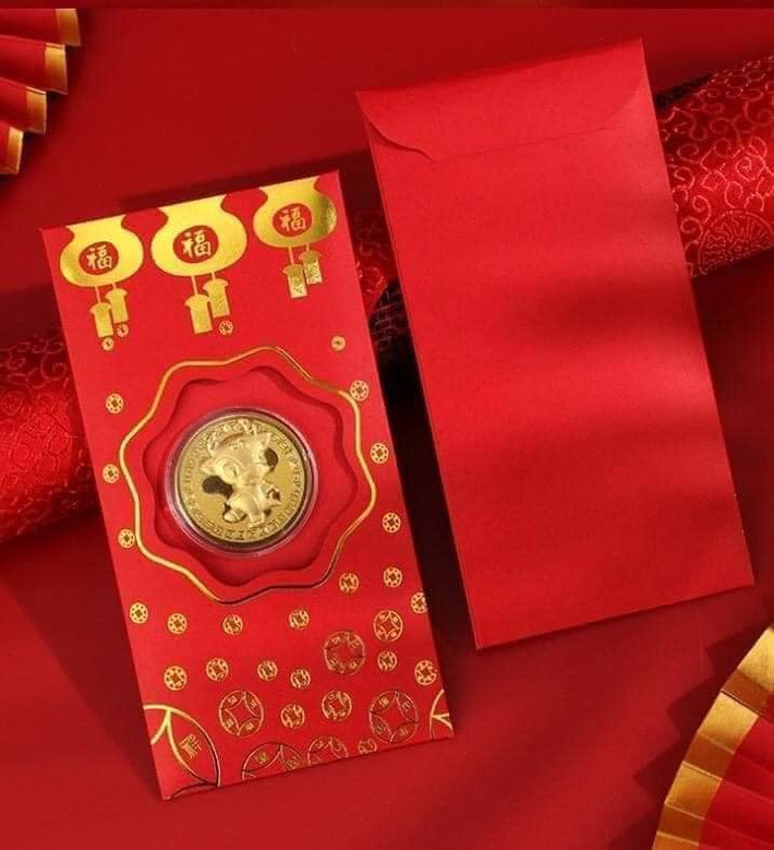 Còn 2 tháng nữa mới đến Tết Nguyên đán Tân Sửu 2021 nhưng hiện trên chợ mạng và nhiều sàn thương mại điện tử đã rao bán bao lì xì đỏ in hình trâu vàng có giá từ 25.000 - 30.000 đồng/bao. Ảnh: Facebook
