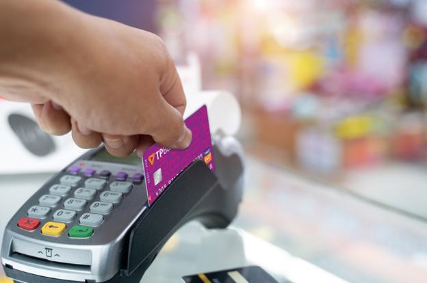 Khi khách hàng cắm thẻ vào máy ATM hay quẹt thẻ trên máy POS, thông tin cá nhân lưu trữ ở dải từ màu đen phía sau sẽ được đọc bởi các đầu đọc trong máy. Vì vậy chỉ cần một thiết bị quẹt thẻ từ thông dụng trên thị trường, kẻ gian có thể dễ dàng đánh cắp thông tin thẻ.