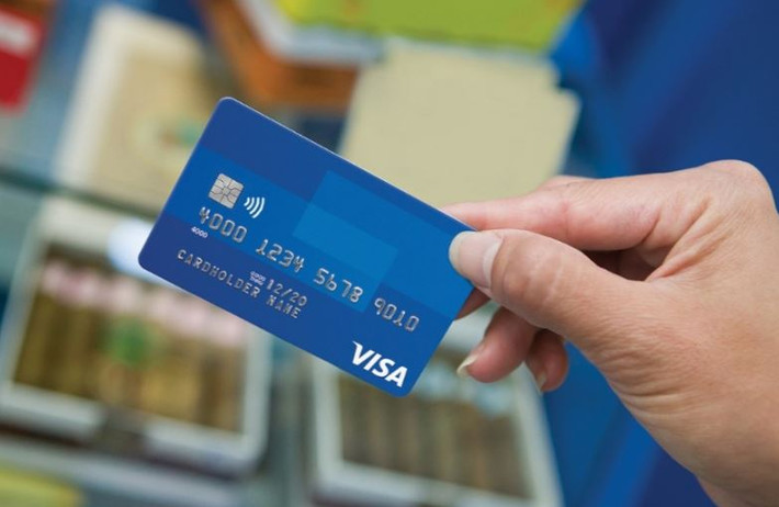 Ngân hàng Nhà nước (NHNN) vừa có thông báo về việc sẽ dừng phát hành thẻ từ ATM từ ngày 31/3/2021 và thay thế bằng thẻ chip.