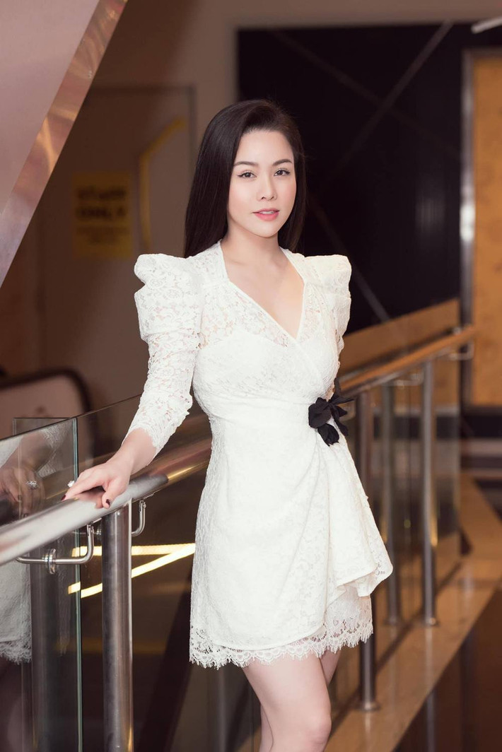 Nữ ca sĩ Nhật Kim Anh hiện đang là bà chủ của hai công ty mỹ phẩm. Một công ty được thành lập vào cuối năm 2014. Còn một công ty còn lại được mở vào hồi tháng 2/2019. Sau một thời gian hoạt động, công ty của Nhật Kim Anh đã có hàng chục chi nhánh trên cả nước. Ảnh: FBNV